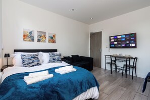 Deluxe Studio | Premium bedding, desk, laptop workspace, blackout drapes - Mitcham Road (London)