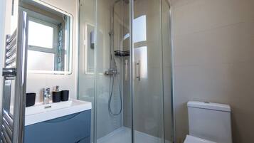 Deluxe Studio | Bilik Mandi | Pancuran mandi, kelengkapan dandanan diri percuma, pengering rambut