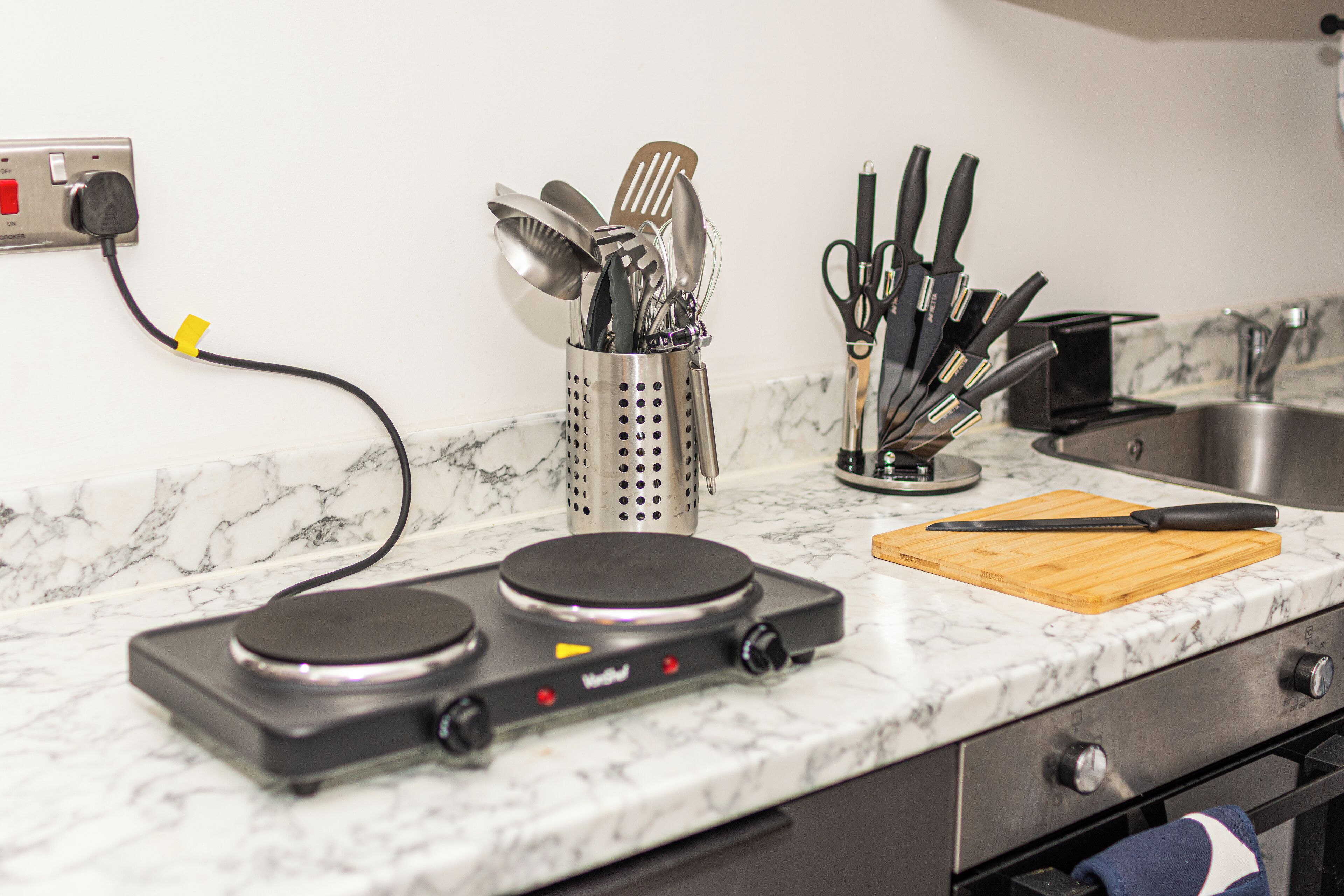 Estudio de lujo | Cocina privada | Frigobar, microondas, horno y parrilla de estufa 