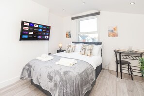 Classic Studio | Premium bedding, desk, laptop workspace, blackout drapes - Mitcham Road (London)
