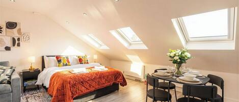 Estudio de lujo | Ropa de cama de alta calidad y escritorio