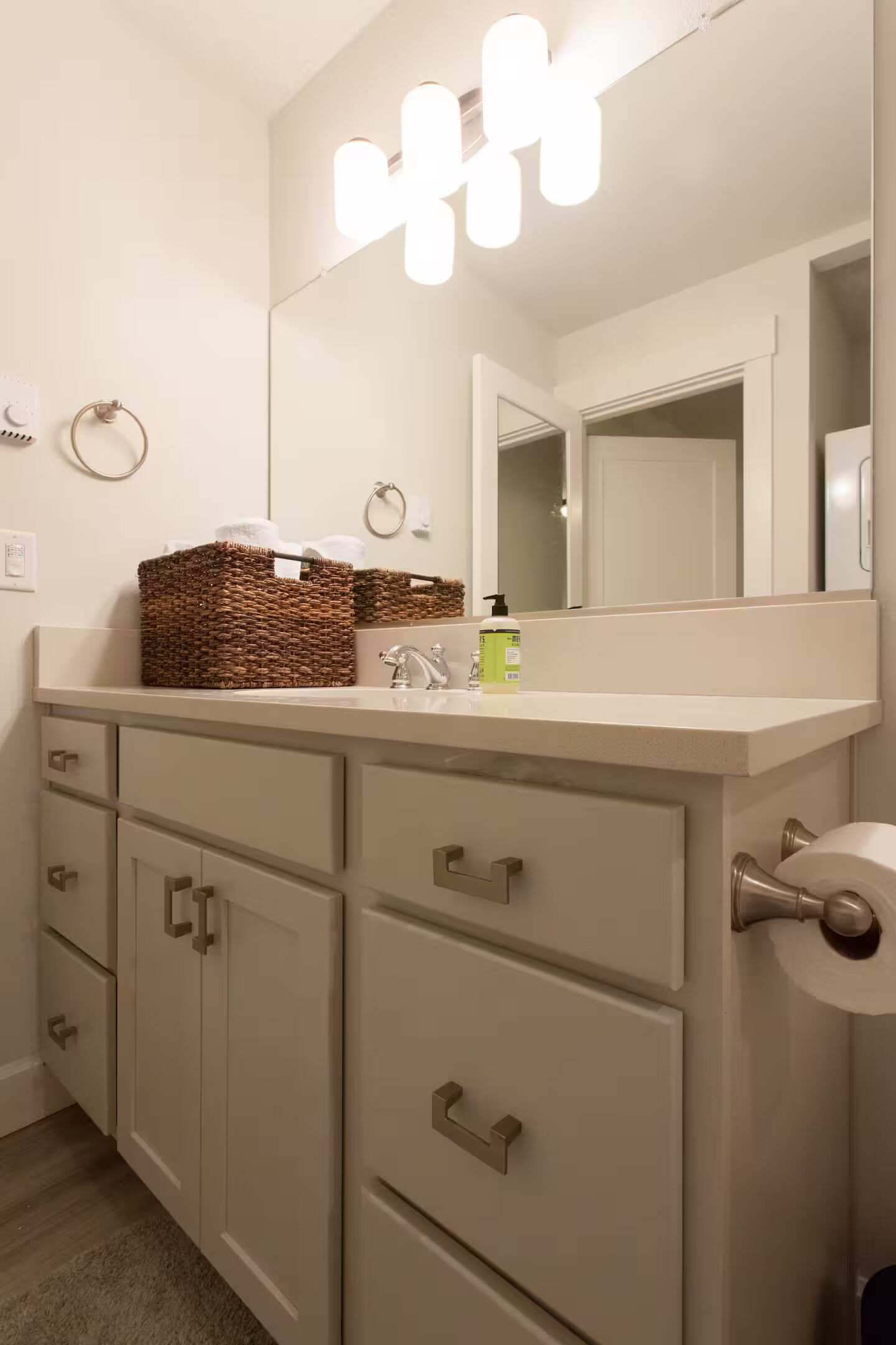 Een douche, een haardroger, handdoeken, zeep