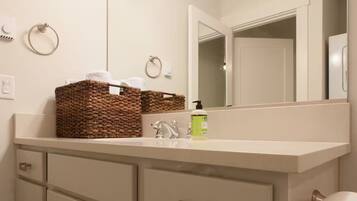 Een douche, een haardroger, handdoeken, zeep