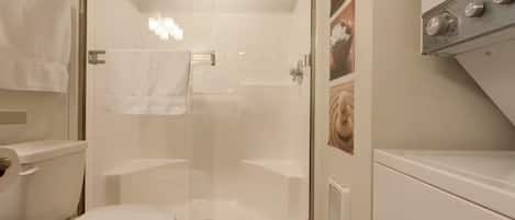 Douche, séchoir à cheveux, serviettes fournies, savon