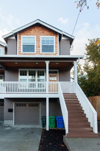 Urban Portland retreat near charming Irvington neighborhood