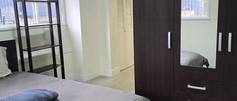 2 dormitorios, tabla de planchar con plancha, Internet y ropa de cama