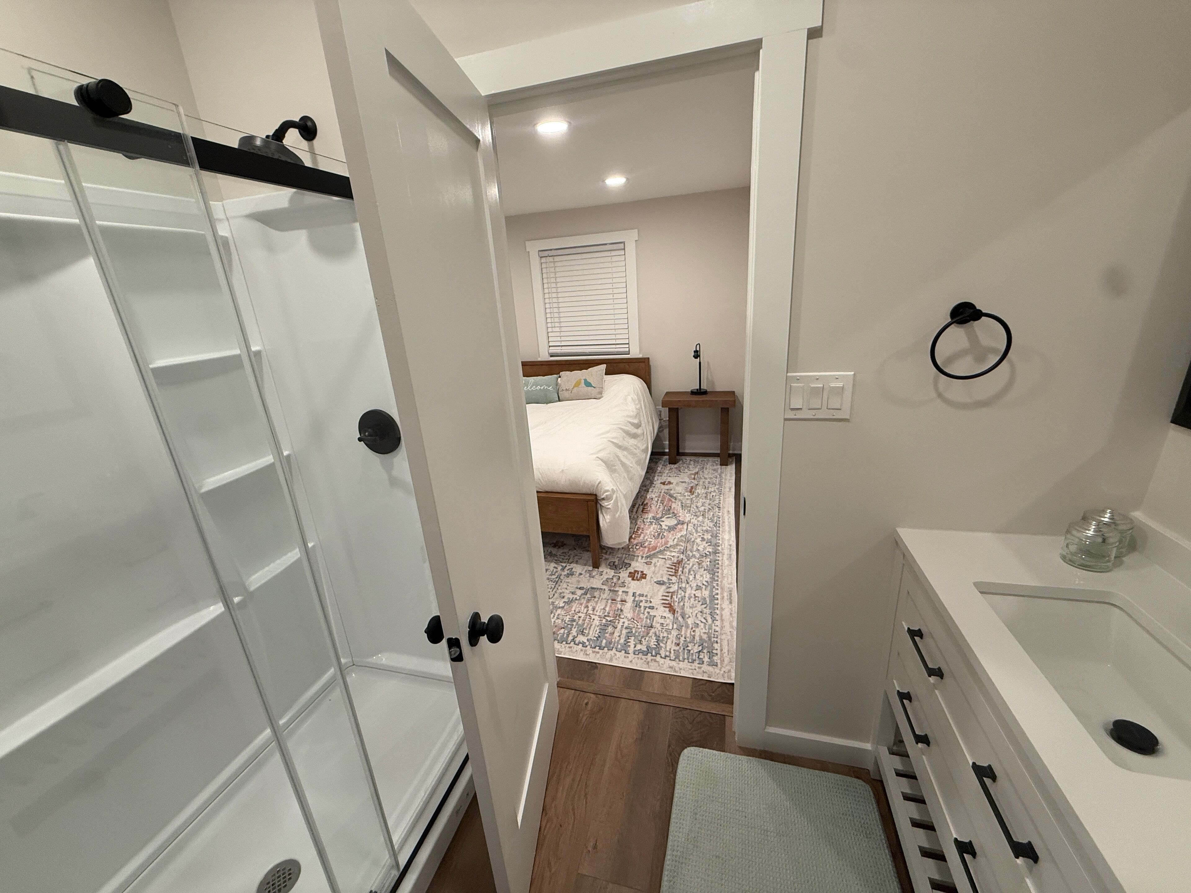 Dusj, hårføner, håndklær og såpe