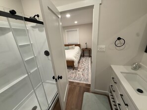 Dusj, hårføner, håndklær og såpe