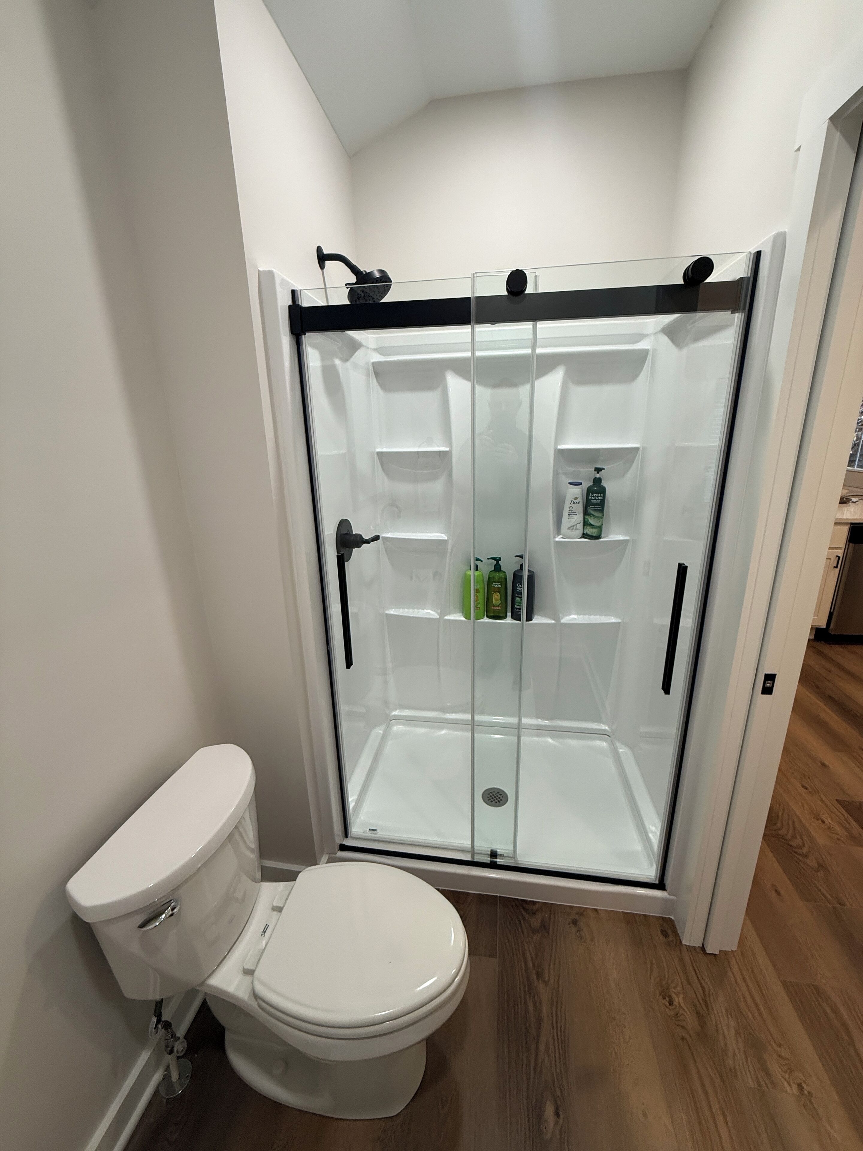 Een douche, een haardroger, handdoeken, zeep