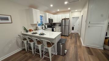 Mikrowelle, Ofen, Herdplatte, Geschirrspüler