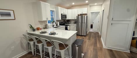 Microondas, horno, placa de cocina y lavavajillas