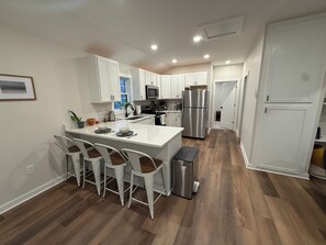 Microwave, oven, stovetop, dishwasher - Cute, Cozy 2-bedroom house in near Annapolis with water access (Crownsville)