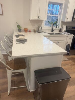 Microwave, oven, stovetop, dishwasher - Cute, Cozy 2-bedroom house in near Annapolis with water access (Crownsville)