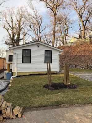 Property grounds - Cute, Cozy 2-bedroom house in near Annapolis with water access (Crownsville)