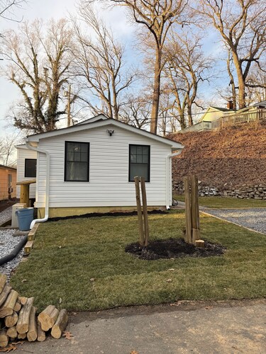 Cute, Cozy 2-bedroom house in near Annapolis with water access