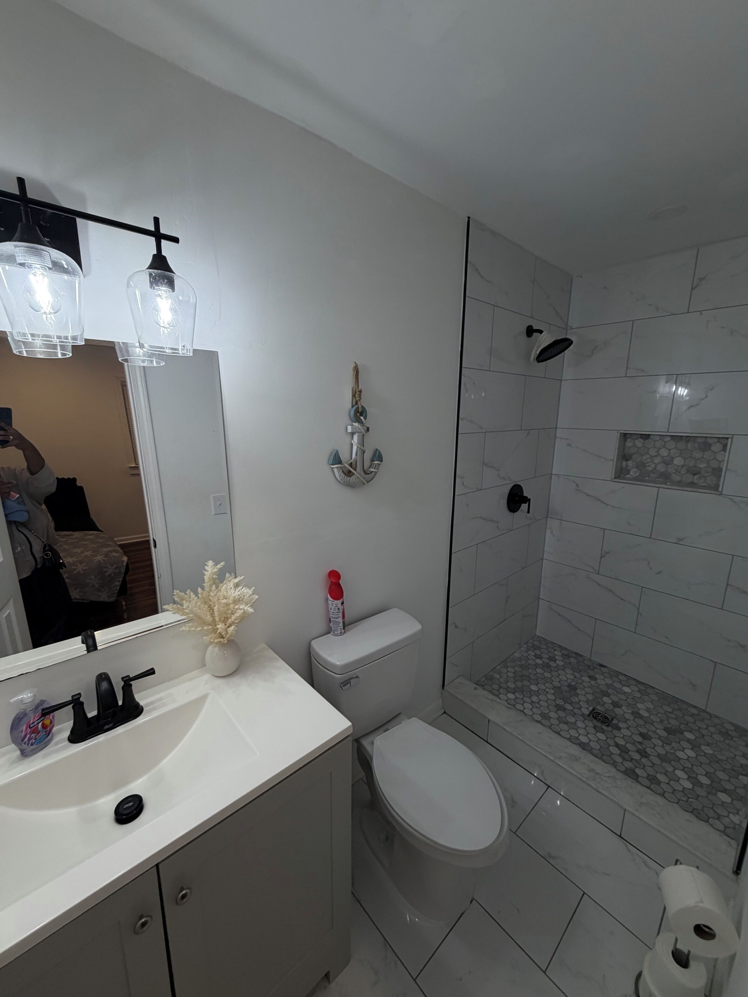 Haartrockner, Handtücher, Seife, Toilettenpapier