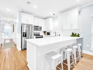 Kylskåp, mikrovågsugn, ugn och spishäll