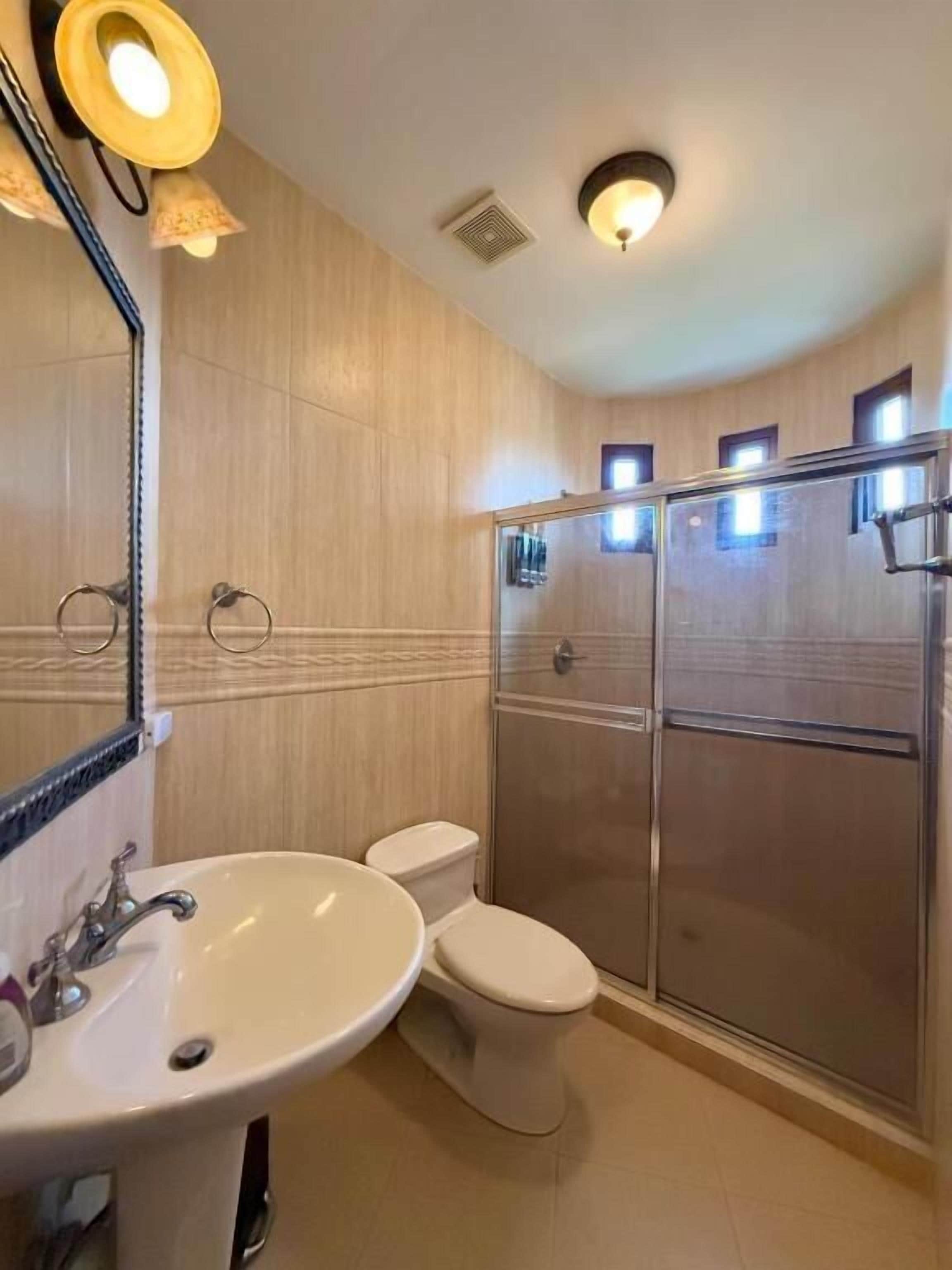 Chambre Double Standard, 1 grand lit, non-fumeur | Salle de bain