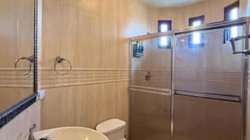 Chambre Double Standard, 1 grand lit, non-fumeur | Salle de bain