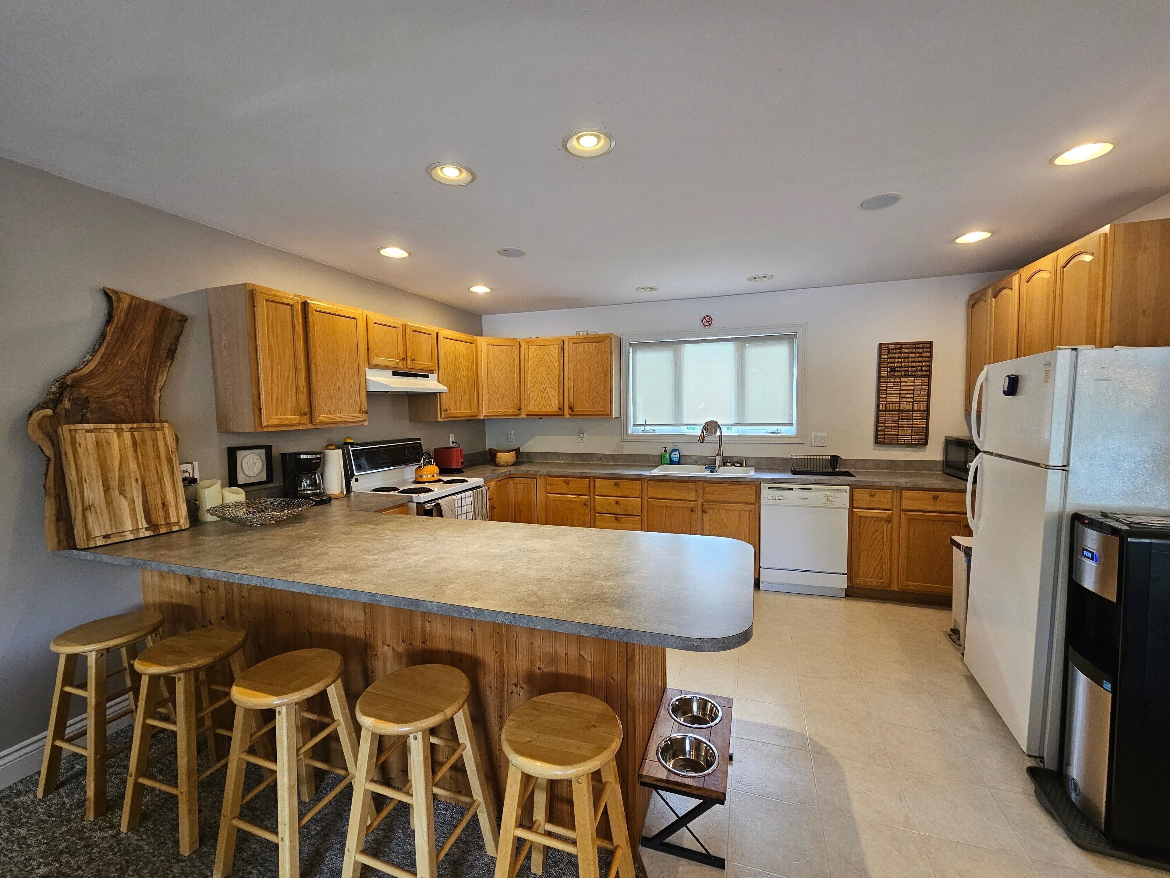 Four à micro-ondes, un four, surface de cuisson, lave-vaisselle