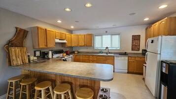 Four à micro-ondes, un four, surface de cuisson, lave-vaisselle