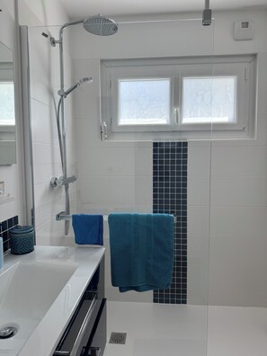 Douche, sèche-cheveux, serviettes fournies, savon