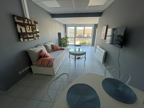 Attractive T2 with private parking and air conditioning