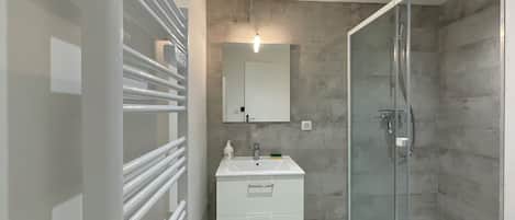 Haartrockner, Handtücher, Toilettenpapier