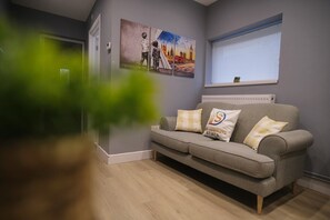 TV - 2-Bed Stay | Contractors Welcome | Parking | Wi-Fi (Bedford)
