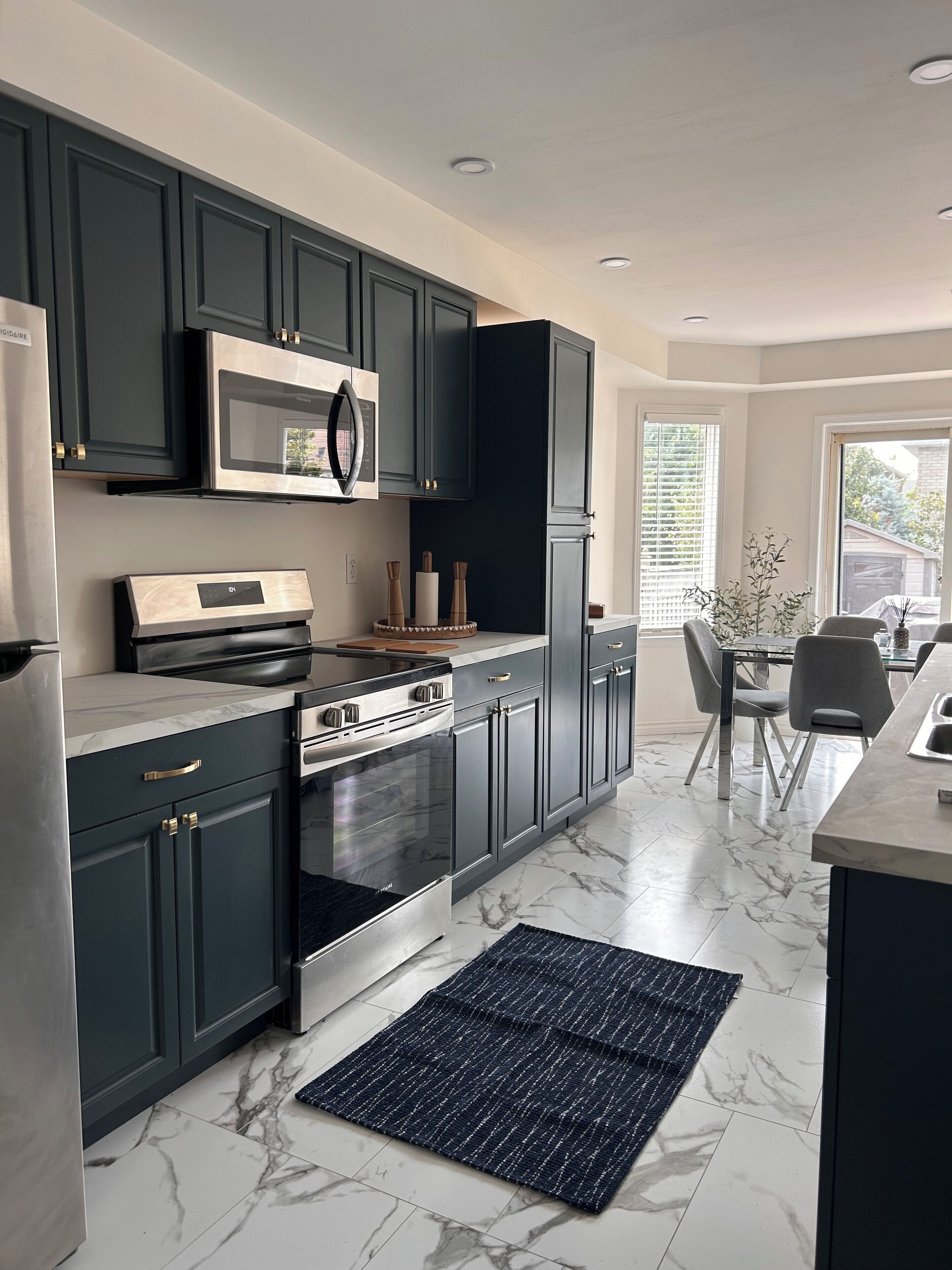 Kylskåp, mikrovågsugn, ugn och spishäll