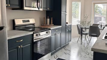 KylskÄp, mikrovÄgsugn, ugn och spishÀll