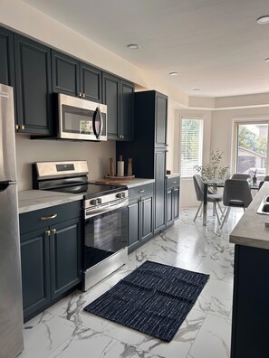 Kylskåp, mikrovågsugn, ugn och spishäll