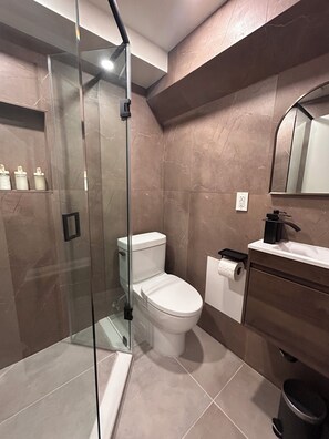 Een douche, een haardroger, een bidet, handdoeken