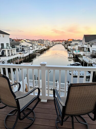 Pet friendly 3-bedroom house with saltwater heated pool. EV charger.