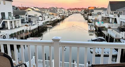 Pet friendly 3-bedroom house with saltwater heated pool. EV charger.