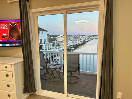 Pet friendly 3-bedroom house with pool. EV charger.