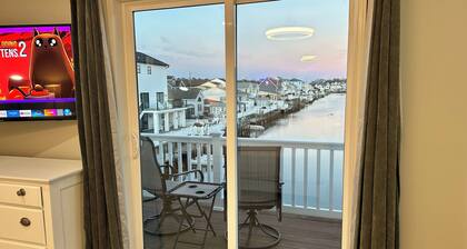 Pet friendly 3-bedroom house with pool. EV charger.