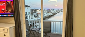 Pet friendly 3-bedroom house with pool. EV charger.