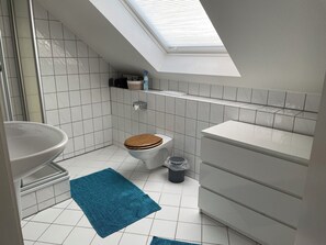 Haartrockner, Handtücher, Seife, Toilettenpapier