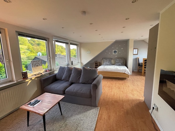 1 bedroom, free WiFi, bed sheets - Oasis of peace with a view of nature - 10 min to the old town (Hattingen)