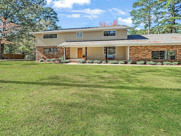 Exterior - Lake View Shores home, with boat garage, inground pool, game room/w pool table (Scottsboro)