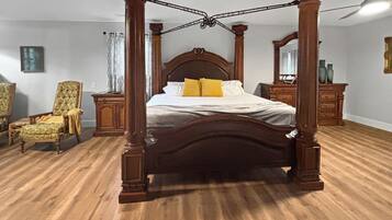 Een strijkplank/strijkijzer, wifi, beddengoed