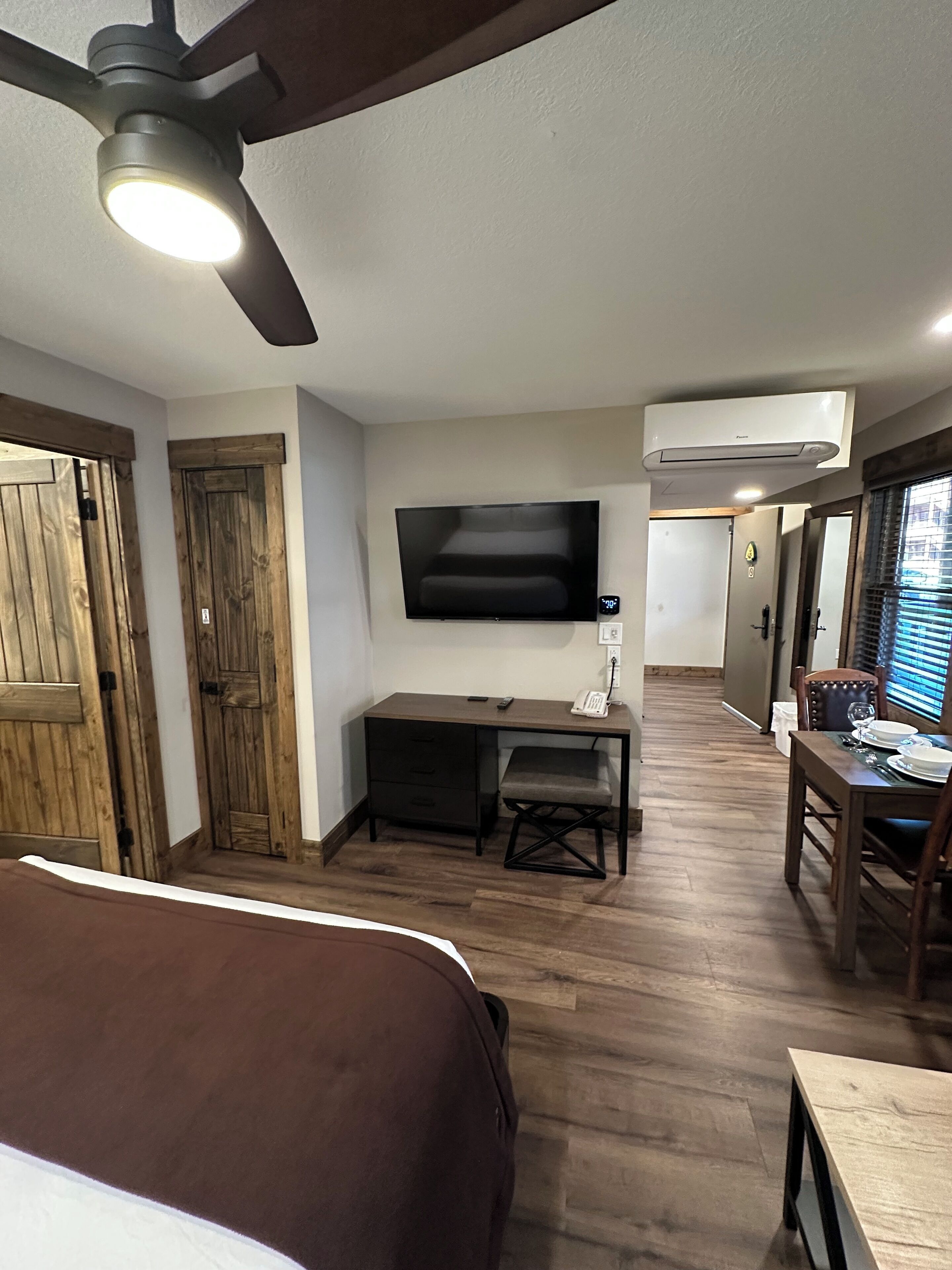 Tabla de planchar con plancha, wifi, ropa de cama