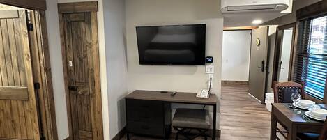 Tabla de planchar con plancha, wifi, ropa de cama