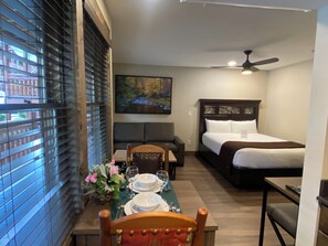 Iron/ironing board, WiFi, bed sheets - Cozy 2-bedroom condo with AC in awesome Gatlinburg (Gatlinburg)
