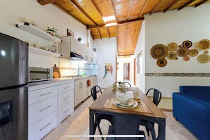 Microwave, oven - Adorable 3-bedroom apartment in vibrant El Retiro perfect for your stay (Retiro)