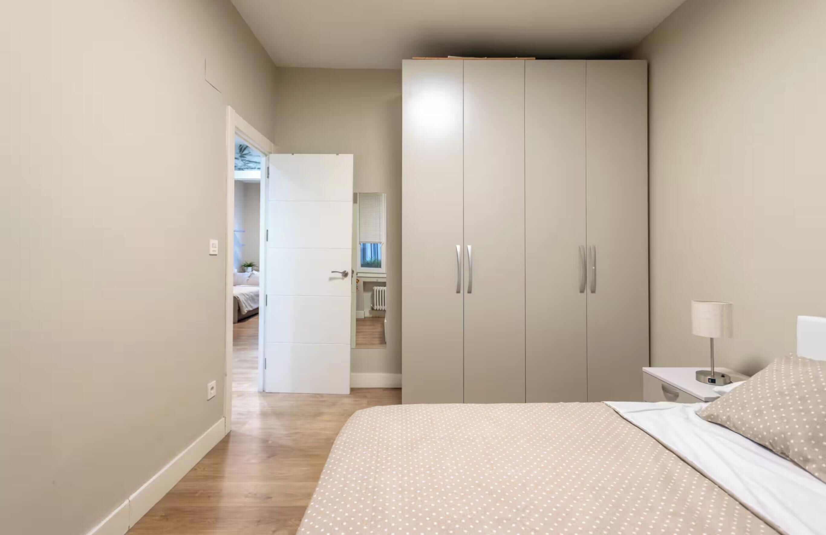 Iron/ironing board, Internet, bed sheets