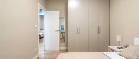 Iron/ironing board, Internet, bed sheets