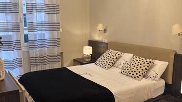 Een strijkplank/strijkijzer, internet, beddengoed