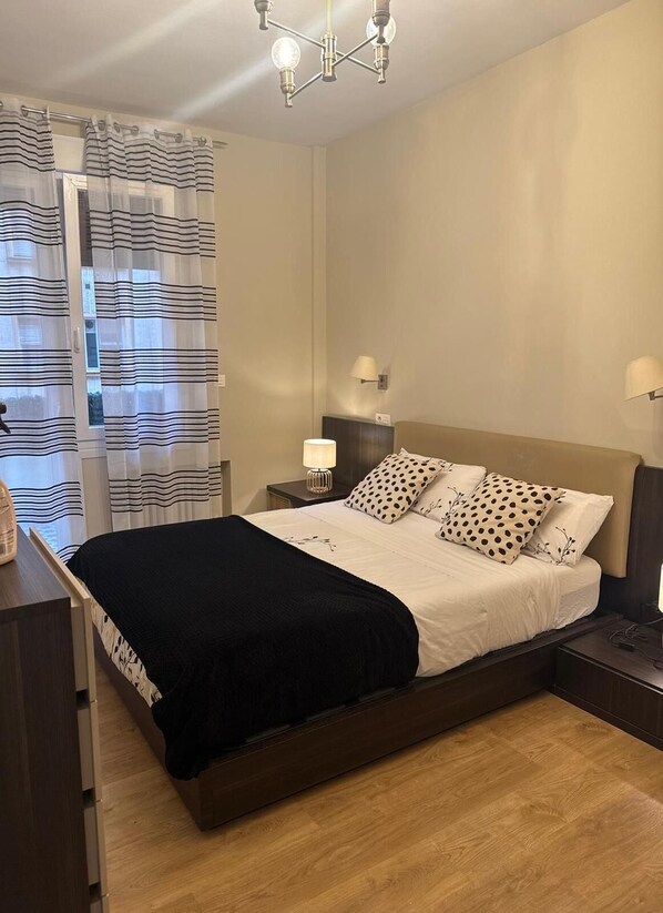 Een strijkplank/strijkijzer, internet, beddengoed